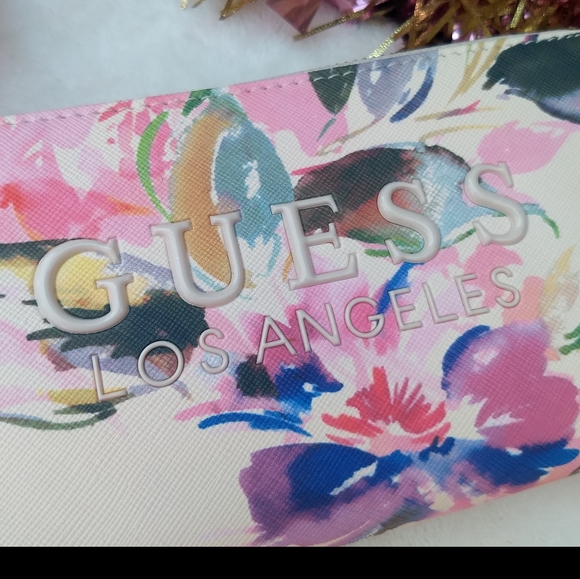 🌸 SOLD🌺Guess Pink Floral Joann Wallet + Charm - Picture 3 of 13